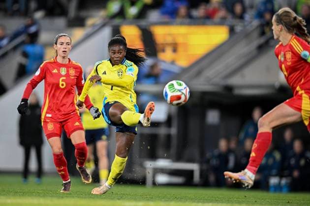 GOTHENBURG, SWEDEN 20251028 Sweden s Monica Jusu Bah shoots a shot between Spain s Aitana Bonmati and Irene Paredes during the women s Nations League semi-final between Sweden and Spain at Gamla Ullevi in Gothenburg, Sweden, Tuesday, October 28, 2025. GÖTEBORG SWEDEN x9200x
