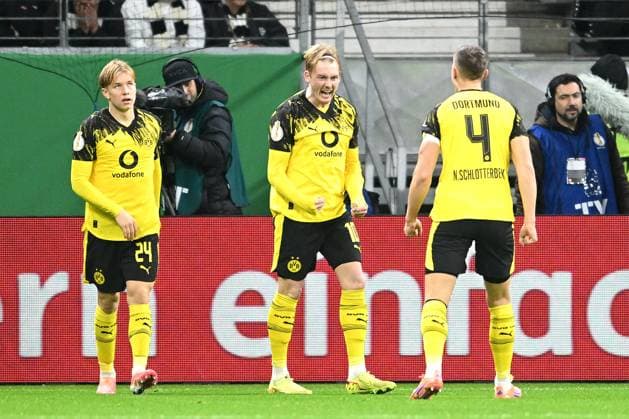 Fußball DFB-Pokal 2. Hauptrunde Eintracht Frankfurt - Borussia Dortmund am 28.10.2025 im Deutsche Bank Park in Frankfurt Torjubel zum 1:1 durch Julian Brandt ( Dortmund ) DFL regulations prohibit any use of photographs as image sequences and or quasi-video.