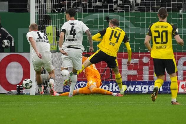 Torwart Michael Zetterer (Eintracht Frankfurt, 23) vor dem 1:1 von Julian Brandt (Borussia Dortmund, BVB) - Frankfurt 28.10.2025: Eintracht Frankfurt vs. Borussia Dortmund, Deutsche Bank Park, 2. Runde DFB-Pokal