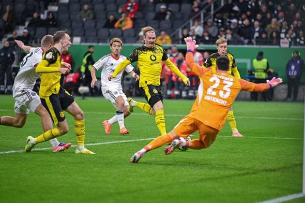 26.10.2025, Fussball, DFB-Pokal, 2.Runde, Saison 2025 2026, Eintracht Frankfurt - Borussia Dortmund, Julian Brandt (Borussia Dortmund) erzielt das Tor zum 1:1, xRHR-FOTO TKx Copyright: RHR-FOTOx RHR-FOTO TK