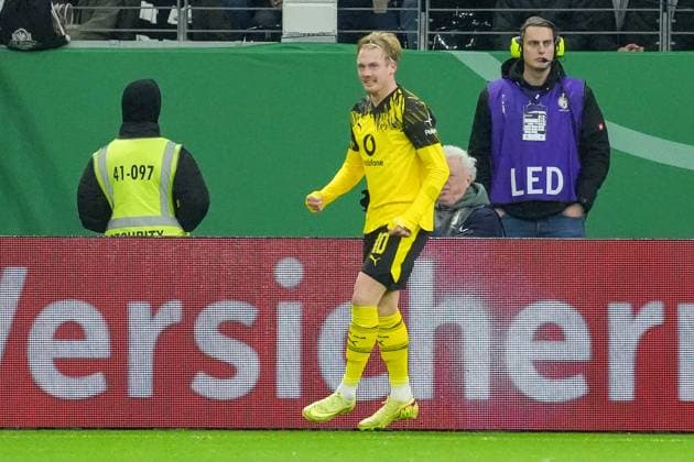 celebrate the goal, Torjubel zum 1:1 Julian Brandt (Borussia Dortmund, BVB) - Frankfurt 28.10.2025: Eintracht Frankfurt vs. Borussia Dortmund, Deutsche Bank Park, 2. Runde DFB-Pokal