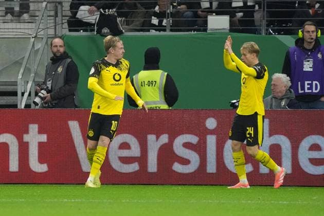 celebrate the goal, Torjubel zum 1:1 Julian Brandt (Borussia Dortmund, BVB) mit Daniel Svensson (Borussia Dortmund, BVB) - Frankfurt 28.10.2025: Eintracht Frankfurt vs. Borussia Dortmund, Deutsche Bank Park, 2. Runde DFB-Pokal