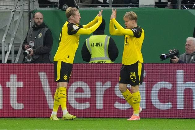 celebrate the goal, Torjubel zum 1:1 Julian Brandt (Borussia Dortmund, BVB) mit Daniel Svensson (Borussia Dortmund, BVB) - Frankfurt 28.10.2025: Eintracht Frankfurt vs. Borussia Dortmund, Deutsche Bank Park, 2. Runde DFB-Pokal