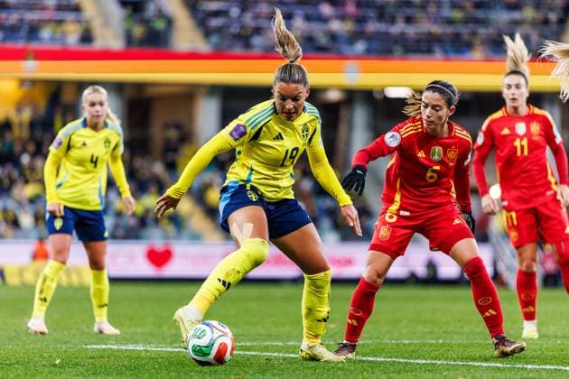 251028 Johanna Rytting Kaneryd of Sweden and Aitana Bonmati of Spain during the Women s Nations League semifinal between Sweden and Spain on October 28, 2025 in Gothenburg. Photo: Michael Erichsen BILDBYRAN COP 89 MI0896 fotboll football soccer fotball nations league uefa womens nations league semifinal semifinals sverige sweden spanien spain dam bbeng Copyright: MICHAELxERICHSEN BB251028MI031