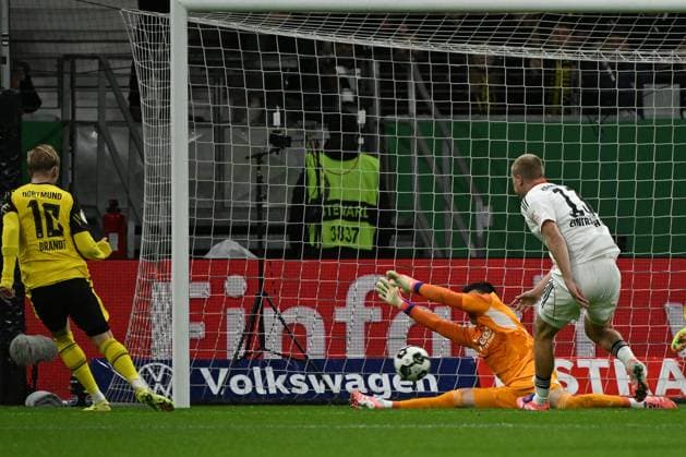 28.10.2025, xjhx, Fussball DFB Pokal 2.Runde, Eintracht Frankfurt - Borussia Dortmund v.l. Julian Brandt (Borussia Dortmund) Torschuetze, erzielt das Tor, Treffer, scores the goal 1:1 Michael Zetterer (Eintracht Frankfurt) (DFL DFB REGULATIONS PROHIBIT ANY USE OF PHOTOGRAPHS as IMAGE SEQUENCES and or QUASI-VIDEO) Frankfurt am Main