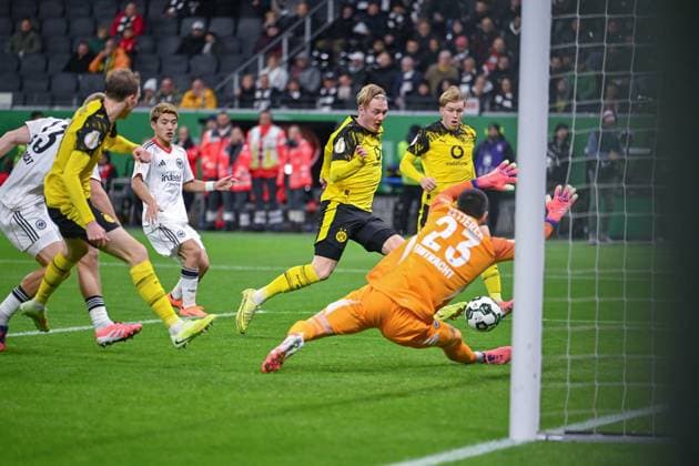 26.10.2025, Fussball, DFB-Pokal, 2.Runde, Saison 2025 2026, Eintracht Frankfurt - Borussia Dortmund, Julian Brandt (Borussia Dortmund) erzielt das Tor zum 1:1, Michael Zetterer (Eintracht Frankfurt) (r) xRHR-FOTO TKx Copyright: RHR-FOTOx RHR-FOTO TK