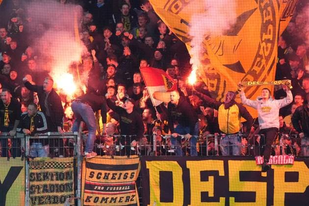 Fans von Borussia Dortmund brennen Pyrotechnik ab - Frankfurt 28.10.2025: Eintracht Frankfurt vs. Borussia Dortmund, Deutsche Bank Park, 2. Runde DFB-Pokal