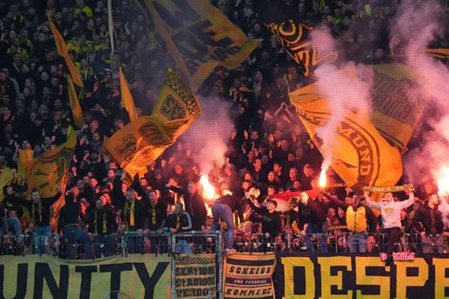 Fans von Borussia Dortmund brennen Pyrotechnik ab - Frankfurt 28.10.2025: Eintracht Frankfurt vs. Borussia Dortmund, Deutsche Bank Park, 2. Runde DFB-Pokal