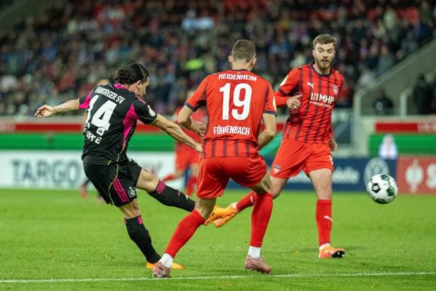 Rayan Philippe (Hamburger SV, 14), Jonas Foehrenbach (FC Heidenheim, 19), GER, 1. FC Heidenheim vs. Hamburger SV, Fussball, DFB Pokal, 2. Runde, Spielzeit 2025 2026, 28.10.2025, DFL DFB REGULATIONS PROHIBIT ANY USE OF PHOTOGRAPHS AS IMAGE SEQUENCES AND OR QUASI-VIDEO, GER, 1. FC Heidenheim vs. Hamburger SV, Fussball, DFB Pokal, 2. Runde, Spielzeit 2025 2026, 28.10.2025 Heidenheim Copyright: xEibner-Pressefotox EP_EER