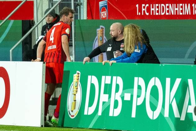 Tim Siersleben (FC Heidenheim, 04) muss nach Roter Karte vom Platz, GER, 1. FC Heidenheim vs. Hamburger SV, Fussball, DFB Pokal, 2. Runde, Spielzeit 2025 2026, 28.10.2025, DFL DFB REGULATIONS PROHIBIT ANY USE OF PHOTOGRAPHS AS IMAGE SEQUENCES AND OR QUASI-VIDEO, GER, 1. FC Heidenheim vs. Hamburger SV, Fussball, DFB Pokal, 2. Runde, Spielzeit 2025 2026, 28.10.2025 Heidenheim Copyright: xEibner-Pressefotox EP_EER