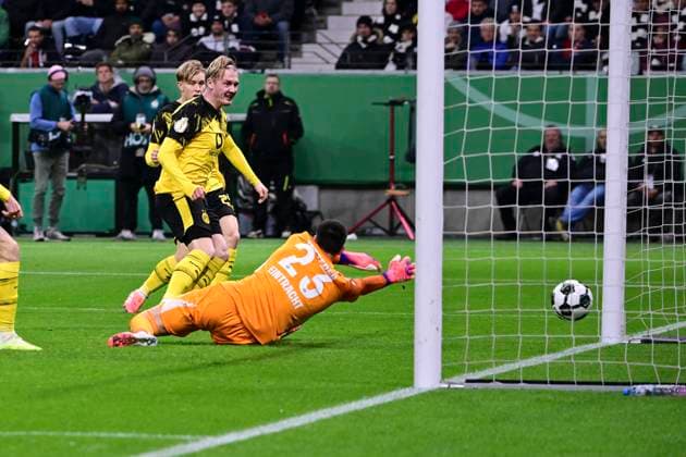 Tor zum 1:1 durch Julian Brandt 10 (Borussia Dortmund), Eintracht Frankfurt vs. Borussia Dortmund, DFB-Pokal, 2. Runde, 28.10.2025 DFB regulations prohibit any use of photographs as image sequences and or quasi-video Frankfurt Hessen Deutschland