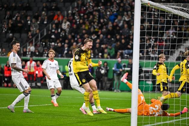 Tor zum 1:1 durch Julian Brandt (Dortmund, 10) (nicht im Bild) Torjubel bei Maximilian Beier (Dortmund, 14), GER, Eintracht Frankfurt vs Borussia Dortmund Fussball DFB Pokal, 2. Runde, Saison 2025 2026, 28.10.2025. DFB regulations prohibit any use of photographs as image sequences and or quasi-video GER, Eintracht Frankfurt vs Borussia Dortmund Fussball DFB Pokal, 2. Runde, Saison 2025 2026, 28.10.2025. Frankfurt am Main Copyright: xEibner-Pressefoto FlorianxWiegandx EP_FWD