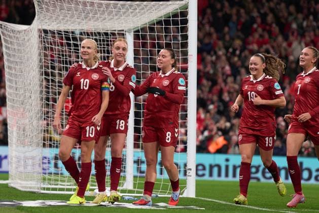 Pernille Harder of Denmark celebrates her penalty goal with teammates during the UEFA Womens Nations League Playoff between Denmark and Finland at Parken on October 28, 2025 in Copenhagen, Denmark (Photo by Camilla Stolen Imago) Copenhagen Denmark Copyright: xCamillaxStolenx L1078688