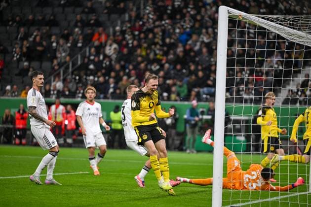 Tor zum 1:1 durch Julian Brandt (Dortmund, 10) (nicht im Bild) Torjubel bei Maximilian Beier (Dortmund, 14), GER, Eintracht Frankfurt vs Borussia Dortmund Fussball DFB Pokal, 2. Runde, Saison 2025 2026, 28.10.2025. DFB regulations prohibit any use of photographs as image sequences and or quasi-video GER, Eintracht Frankfurt vs Borussia Dortmund Fussball DFB Pokal, 2. Runde, Saison 2025 2026, 28.10.2025. Frankfurt am Main Copyright: xEibner-Pressefoto FlorianxWiegandx EP_FWD