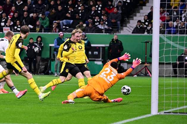 Tor zum 1:1 durch Julian Brandt 10 (Borussia Dortmund), Eintracht Frankfurt vs. Borussia Dortmund, DFB-Pokal, 2. Runde, 28.10.2025 DFB regulations prohibit any use of photographs as image sequences and or quasi-video Frankfurt Hessen Deutschland