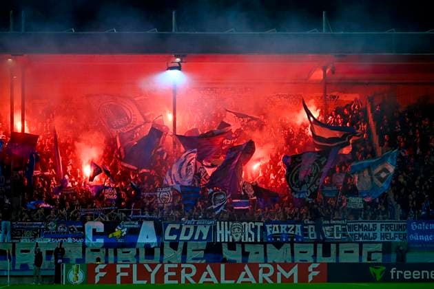 Bengalos, Pyrotechnik, Pyro, Feuerwerkskoerper, Fanblock, Fans, Fankurve, Flaggen, Fahnen, Stimmung, stimmungsvoll HSV 1. FC Heidenheim 1846 FCH vs Hamburger SV HSV DFB-Pokal Zweite Runde 28.10.2025 DFL REGULATIONS PROHIBIT ANY USE OF PHOTOGRAPHS AS IMAGE SEQUENCES AND OR QUASI-VIDEO 1. FC Heidenheim 1846 FCH vs Hamburger SV HSV