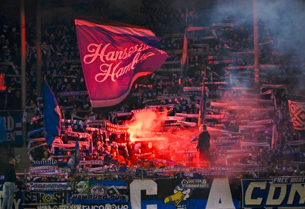 Bengalos, Pyrotechnik, Pyro, Feuerwerkskoerper, Fanblock, Fans, Fankurve, Flaggen, Fahnen, Stimmung, stimmungsvoll HSV 1. FC Heidenheim 1846 FCH vs Hamburger SV HSV DFB-Pokal Zweite Runde 28.10.2025 DFL REGULATIONS PROHIBIT ANY USE OF PHOTOGRAPHS AS IMAGE SEQUENCES AND OR QUASI-VIDEO 1. FC Heidenheim 1846 FCH vs Hamburger SV HSV