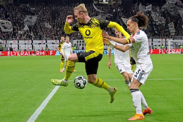 Frankfurt, Deutschland 28. Oktober 2025: DFB Pokal - 2025 2026 - Eintracht Frankfurt vs. Borussia Dortmund Im Bild: v. li. im Zweikampf Julian Brandt (Dortmund) gegen Arthur Theate (Frankfurt). DFB regulations prohibit any use of photographs as image sequences and or quasi-video Deutsche Bank Park Hessen Copyright: xFotostandx xRacochax