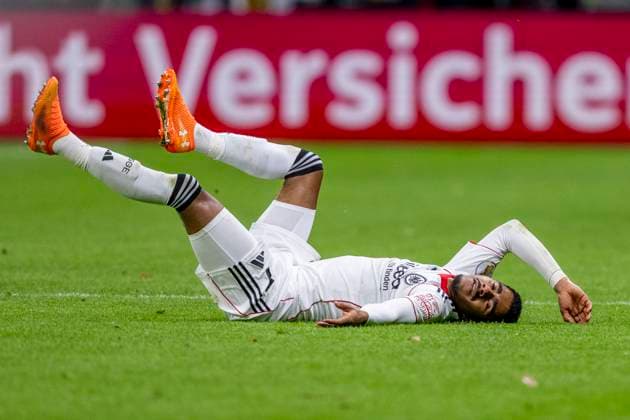 28.10.2025: Fußball: DFB Pokal, 2. Runde: Eintracht Frankfurt - Borussia Dortmund im Deutsche Bank Park. Ansgar Knauff (Eintracht Frankfurt) liegt auf dem Rasen. WICHTIGER HINWEIS: Gemäß den Vorgaben der DFL und des DFB ist es untersagt, in dem Stadion und oder vom Spiel angefertigte Fotoaufnahmen in Form von Sequenzbildern und oder videoähnlichen Fotostrecken zu verwerten bzw. verwerten zu lassen. Copyright: xDavidxInderliedx