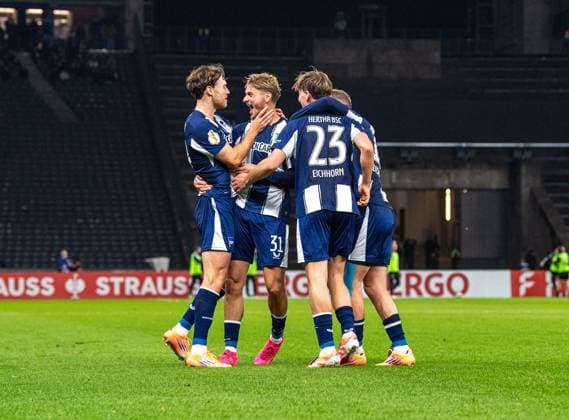 Fußball, Herren, Saison 2025 2026, DFB-Pokal (2. Runde), Hertha BSC - SV Elversberg, v. l. Linus Gechter (Hertha BSC), Marton Dardai (Hertha BSC), Kennet Eichhorn (Hertha BSC), Michael Cuisance (Hertha BSC), Jubel nach Tor zum 2:0, 28.10.2025, Copyright: xSebastianxRäppold MatthiasxKochx