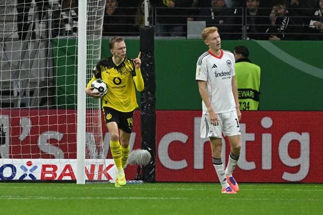 28.10.2025, xpsx, Fussball DFB Pokal 2.Runde, Eintracht Frankfurt - Borussia Dortmund v.l. Jubel Freude nach dem Tor zum 1:1 bei Maximilian Baier (Borussia Dortmund) (DFL DFB REGULATIONS PROHIBIT ANY USE OF PHOTOGRAPHS as IMAGE SEQUENCES and or QUASI-VIDEO) Frankfurt am Main