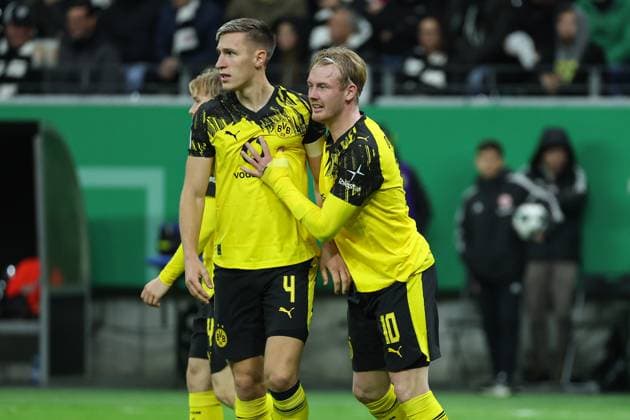 Fußball DFB Pokal - Eintracht Frankfurt - Borussia Dortmund am 28.10.2025 im Deutsche Bank Park in Frankfurt Jubel, Torjubel, Torschuetze, Torschütze Julian Brandt (Dortmund 10) jubelt nach seinem Tor zum 1 zu 1 mit Nico Schlotterbeck (Dortmund 4)