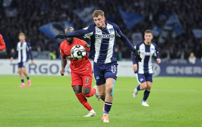 Michael Cuisance am Ball Einzelbild Freisteller Aktion Fußball Fussball DFB Pokal 2. Runde Herren Saison 2025 2026 28.10.2025 Hertha BSC Berlin vs. SV Elversberg DFL regulations prohibit any use of photographs as image sequences and or quasi-video