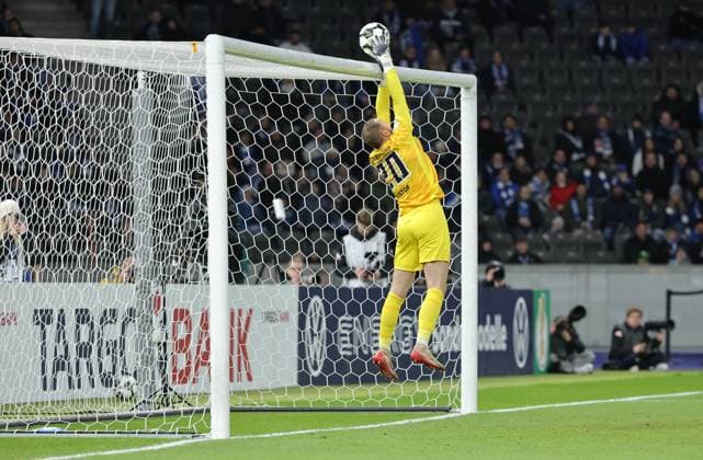 Torwart Nicolas Kristof am Ball Einzelbild Freisteller Aktion Fußball Fussball DFB Pokal 2. Runde Herren Saison 2025 2026 28.10.2025 Hertha BSC Berlin vs. SV Elversberg DFL regulations prohibit any use of photographs as image sequences and or quasi-video