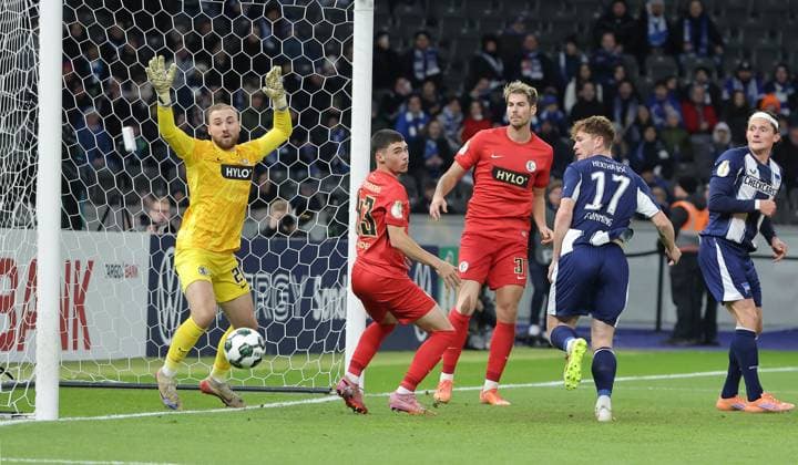 Sebastian Grönning erzielt das Tor zum 2:0 gegen Torwart Nicolas Kristof Zweikampf Spielszene Aktion Fußball Fussball DFB Pokal 2. Runde Herren Saison 2025 2026 28.10.2025 Hertha BSC Berlin vs. SV Elversberg DFL regulations prohibit any use of photographs as image sequences and or quasi-video