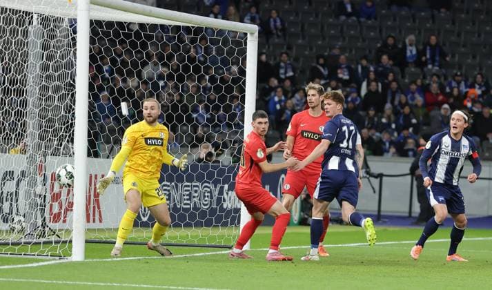 Sebastian Grönning erzielt das Tor zum 2:0 gegen Torwart Nicolas Kristof Zweikampf Spielszene Aktion Fußball Fussball DFB Pokal 2. Runde Herren Saison 2025 2026 28.10.2025 Hertha BSC Berlin vs. SV Elversberg DFL regulations prohibit any use of photographs as image sequences and or quasi-video