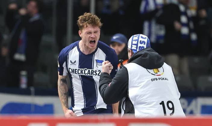 Sebastian Grönning jubelt nach 2:0 Freude Emotion Jubel Fußball Fussball DFB Pokal 2. Runde Herren Saison 2025 2026 28.10.2025 Hertha BSC Berlin vs. SV Elversberg DFL regulations prohibit any use of photographs as image sequences and or quasi-video *** Sebastian Grönning cheers after 2 0 joy emotion jubilation sport soccer soccer DFB Pokal 2 round men season 2025 2026 28 10 2025 Hertha BSC Berlin vs SV Elversberg DFL regulations prohibit any use of photographs as image sequences and or quasi video