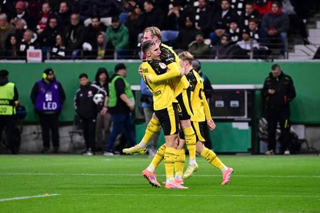 Torjubel zum 1:1 durch Julian Brandt 10 (Borussia Dortmund), Eintracht Frankfurt vs. Borussia Dortmund, DFB-Pokal, 2. Runde, 28.10.2025 DFB regulations prohibit any use of photographs as image sequences and or quasi-video Frankfurt Hessen Deutschland