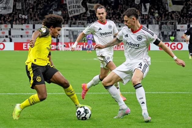 Frankfurt, Deutschland 28. Oktober 2025: DFB Pokal - 2025 2026 - Eintracht Frankfurt vs. Borussia Dortmund Im Bild: v. li. im Zweikampf Karim Adeyemi (Dortmund) gegen Robin Koch (Frankfurt). DFB regulations prohibit any use of photographs as image sequences and or quasi-video Deutsche Bank Park Hessen Copyright: xFotostandx xRacochax