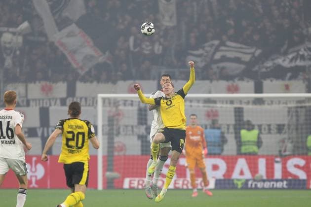 Frankfurt Main, Hessen, Deutschland, 28.10.2025: Waldstadion Deutsche Bank Park: DFB-Pokal 2025 2026: Eintracht Frankfurt - Borussia Dortmund: Robin Koch (4, Eintracht Frankfurt) und Maximilian Beier (14, BVB) im Kopfballduell Copyright: xdtsxNachrichtenagenturx dts_91117