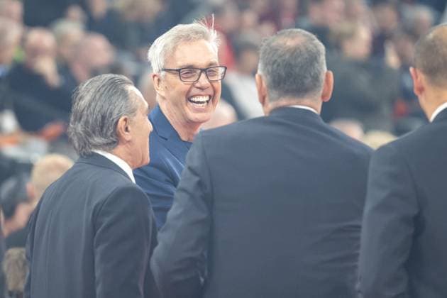 Chefcoach Gordon Herbert (FC Bayern Basketball) begruesst seine Kollegen von Real Madrid, FC Bayern Basketball vs. Real Madrid, EuroLeague 7. Spieltag, 28.10.2025 Muenchen Bayern Deutschland