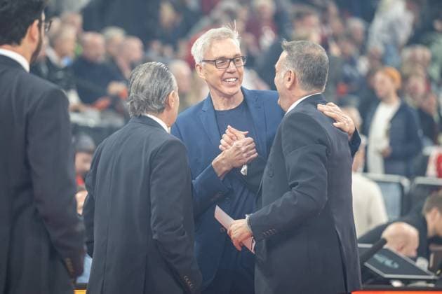 Chefcoach Gordon Herbert (FC Bayern Basketball) begruesst seine Kollegen von Real Madrid, FC Bayern Basketball vs. Real Madrid, EuroLeague 7. Spieltag, 28.10.2025 Muenchen Bayern Deutschland