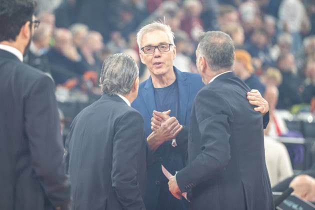 Chefcoach Gordon Herbert (FC Bayern Basketball) begruesst seine Kollegen von Real Madrid, FC Bayern Basketball vs. Real Madrid, EuroLeague 7. Spieltag, 28.10.2025 Muenchen Bayern Deutschland