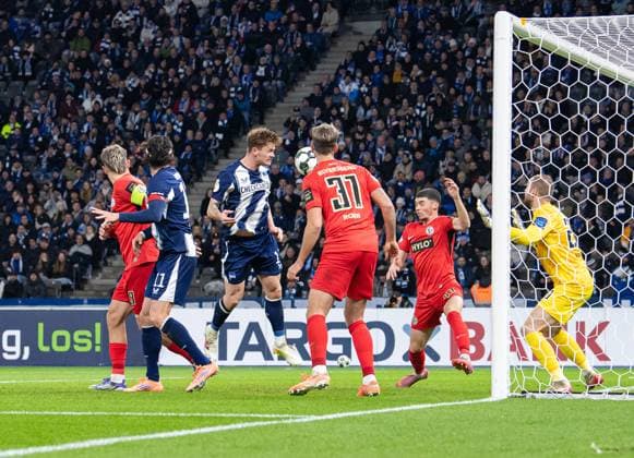 Fußball, Herren, Saison 2025 2026, DFB-Pokal (2. Runde), Hertha BSC - SV Elversberg, Sebastian Grönning (Hertha BSC) erzielt das Tor zum 2:0 gegen Lukas Pinckert (Elversberg), Maximilian Rohr (Elversberg), Felix Keidel (Elversberg) und Torhüter Nicolas Kristof (Elversberg), 28.10.2025, Copyright: xSebastianxRäppold MatthiasxKochx