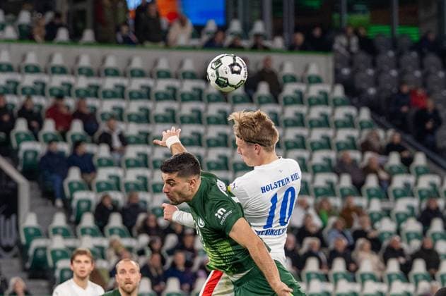 Deutschland, Fussball, DFB-Pokal, 2. Runde, 2025 2026, VfL Wolfsburg - Holstein Kiel am 28.10. in Wolfsburg (Volkswagen-Arena): Kopfballduell zwischen Konstantinos Koulierakis (VfL Wolfsburg 4) und Jonas Therkelsen (Holstein Kiel 10) Copyright: xSvenxHeidmannx