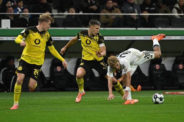 28.10.2025, xpsx, Fussball DFB Pokal 2.Runde, Eintracht Frankfurt - Borussia Dortmund v.l. Daniel Svensson (Borussia Dortmund) Nico Schlotterbeck (Borussia Dortmund) Ritsu Doan (Eintracht Frankfurt) Zweikampf, Aktion, action, battle for the ball (DFL DFB REGULATIONS PROHIBIT ANY USE OF PHOTOGRAPHS as IMAGE SEQUENCES and or QUASI-VIDEO) Frankfurt am Main