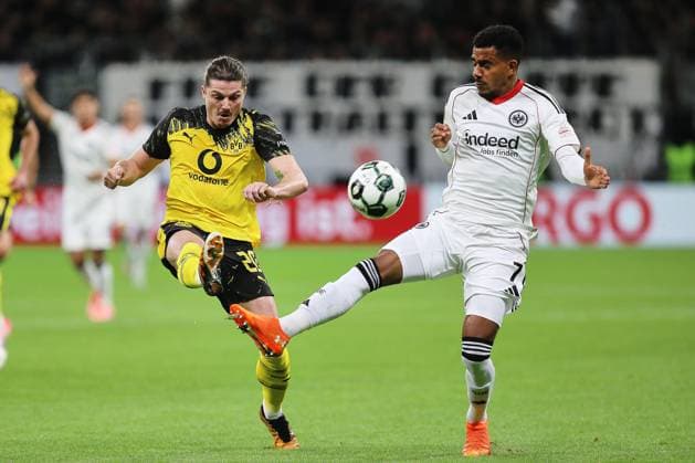 Frankfurt Main, Hessen, Deutschland, 28.10.2025: Waldstadion Deutsche Bank Park: DFB-Pokal 2025 2026: Eintracht Frankfurt - Borussia Dortmund: Marcel Sabitzer (20, BVB) und Ansgar Knauff (7, Eintracht Frankfurt) kämpfen um den Ball Copyright: xdtsxNachrichtenagenturx dts_91128