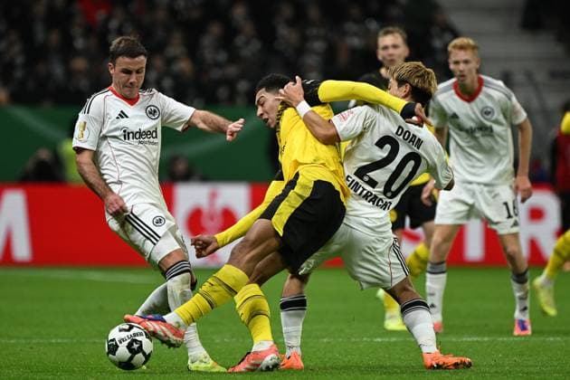 28.10.2025, xjhx, Fussball DFB Pokal 2.Runde, Eintracht Frankfurt - Borussia Dortmund v.l. Mario Götze Goetze (Eintracht Frankfurt) Jobe Bellingham (Borussia Dortmund) Ritsu Doan (Eintracht Frankfurt) Zweikampf, Aktion, action, battle for the ball (DFL DFB REGULATIONS PROHIBIT ANY USE OF PHOTOGRAPHS as IMAGE SEQUENCES and or QUASI-VIDEO) Frankfurt am Main
