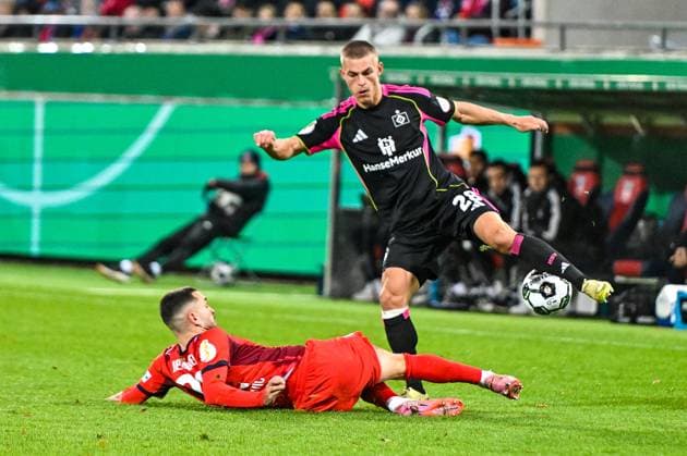 GER, DFB Pokal, 1. FC Heidenheim vs Hamburger SV 28.10.2025, Voith-Arena, Heidenheim, GER, DFB Pokal, 1. FC Heidenheim vs Hamburger SV, im Bild Arijon Ibrahimovic (Heidenheim, 22) spielt den Ball und rettet gegen Miro Muheim (Hamburger SV, 28)