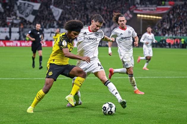 26.10.2025, Fussball, DFB-Pokal, 2.Runde, Saison 2025 2026, Eintracht Frankfurt - Borussia Dortmund, Karim Adeyemi (Borussia Dortmund), Robin Koch (Eintracht Frankfurt) xRHR-FOTO TKx Copyright: RHR-FOTOx RHR-FOTO TK