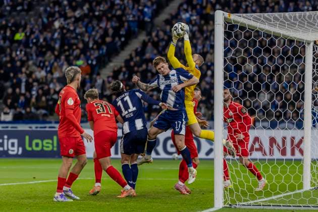 Berlin, Deutschland 28. Oktober 2025: DFB Pokal - 2025 2026 - Hertha BSC Berlin vs. SV Elversberg Im Bild: v. li. im Zweikampf Sebastian Gronning (Hertha) und Torhüter Nicolas Kristof (SVE) DFB regulations prohibit any use of photographs as image sequences and or quasi-video. Olympiastadion Berlin Copyright: xFotostandx xSchäferx