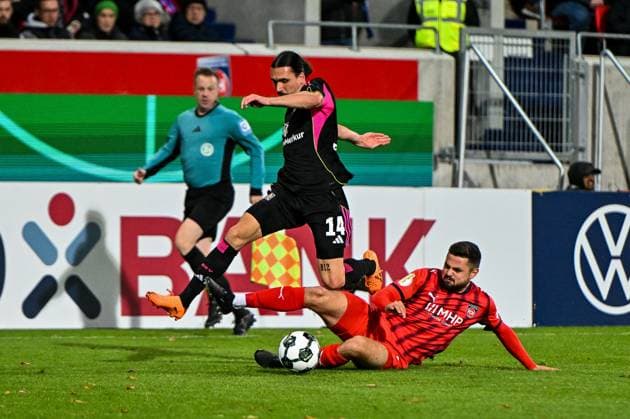 GER, DFB Pokal, 1. FC Heidenheim vs Hamburger SV 28.10.2025, Voith-Arena, Heidenheim, GER, DFB Pokal, 1. FC Heidenheim vs Hamburger SV, im Bild Rayan Philippe (Hamburger SV, 14) setzt sich gegen Marnon Busch (Heidenheim, 2) durch