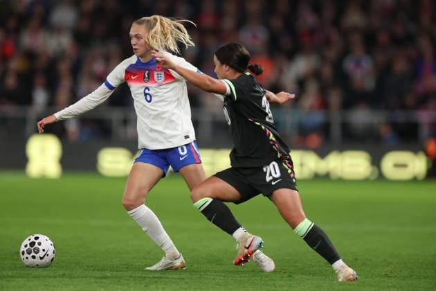 Esme Morgan of England and Samantha Kerr of Australia England Women v Australia Women, International Friendly, Länderspiel, Nationalmannschaft Football, Pride Park, Derby, UK - 28 Oct 2025Derby Pride Park United Kingdom EDITORIAL USE ONLY No use with unauthorised audio, video, data, fixture lists, club league logos or live services. Online in-match use limited to 120 images, no video emulation. No use in betting, games or single club league player publications.  Copyright: xRyanxBrowne Shutterstockx 15623658k