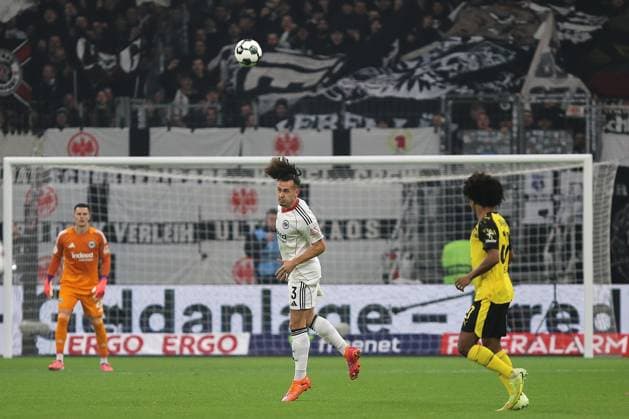Frankfurt Main, Hessen, Deutschland, 28.10.2025: Waldstadion Deutsche Bank Park: DFB-Pokal 2025 2026: Eintracht Frankfurt - Borussia Dortmund: Kopfball von Arthur Theate (3, Eintracht Frankfurt) vor den Augen von Michael Zetterer (23, Eintracht Frankfurt) und Karim Adeyemi (27, BVB) Copyright: xdtsxNachrichtenagenturx dts_91115