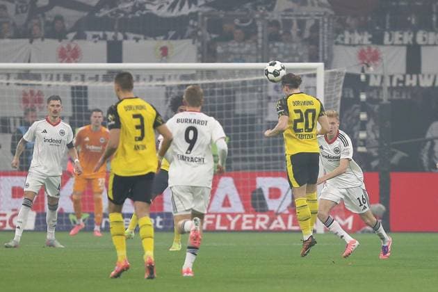 Frankfurt Main, Hessen, Deutschland, 28.10.2025: Waldstadion Deutsche Bank Park: DFB-Pokal 2025 2026: Eintracht Frankfurt - Borussia Dortmund: Marcel Sabitzer (20, BVB) köpft, Hugo Larsson (16, Eintracht Frankfurt) läuft gegen ihn an, Waldemar Anton (3, BVB) und Jonathan Burkardt (9, Eintracht Frankfurt) schauen zu Copyright: xdtsxNachrichtenagenturx dts_91116