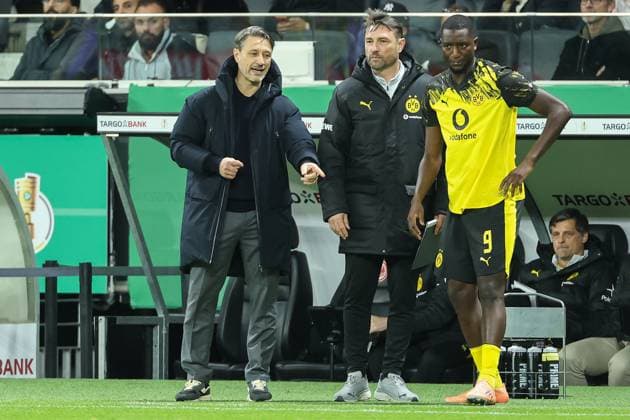 Fußball DFB Pokal - Eintracht Frankfurt - Borussia Dortmund am 28.10.2025 im Deutsche Bank Park in Frankfurt Trainer Niko Kovac (Dortmund) gibt Serhou Guirassy (Dortmund 9) Anweisungen